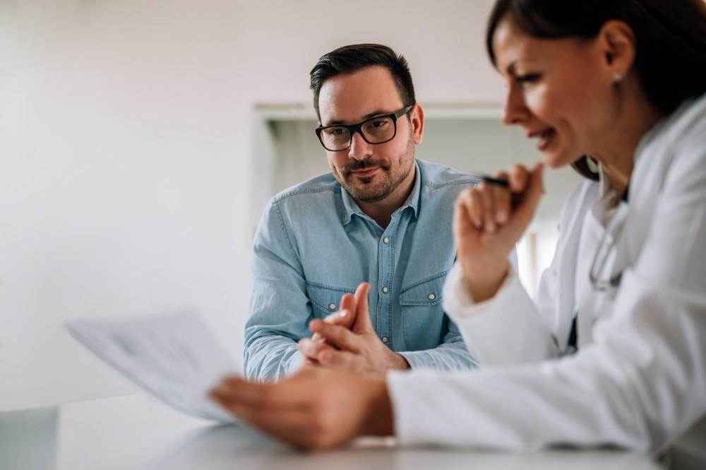 Doctor advises patient on ways to relieve your acute pain.